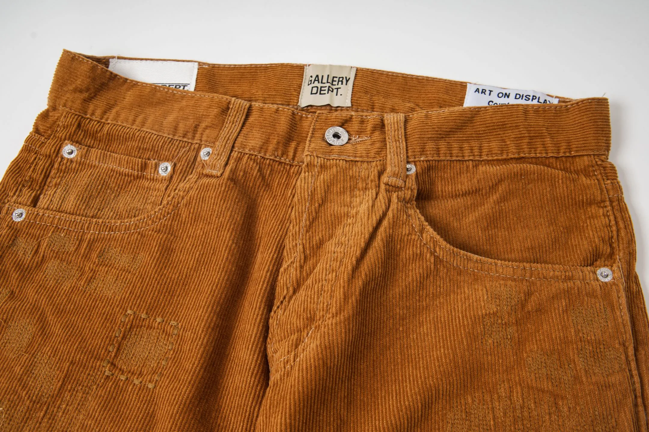 P240 Chrome Hearts Gallery 2025 corduroy spliced ​​multi-pocket couple bootcut jeans are a hot trend this season and are sought after by countless celebrities and fashionistas. The neat details of the cutting process add color to the playful fashion! The neat and meticulous design, and the well-fitting structure is unique. The upper body not only has outstanding recognition, but also looks younger and younger. A style with the ultimate wearing meaning and performance, gorgeous color matching, and the craftsmanship of this style is also extremely extraordinary. After the finished product is washed, it is disassembled and hand-made with sheepskin cross leather and then spliced ​​together to complete. The whole piece has too many craftsmanship to describe. It is decorated with patchwork cross flowers and high-waisted washed jeans! ! Absolutely high-end luxury product, a god-level single product, a super popular product, made by top heavy industry, a magic weapon that cannot be missed to hit the streets. Style number: 1847 Size: 28 30 32 34 36 Color: yellow